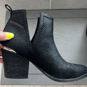 Forever 21 Size 8 Heeled Black Boot